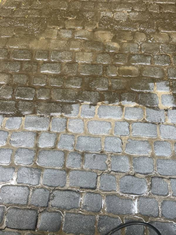 Professionnel pour nettoyer la façade d'une maison, Lille, ACTIV'FACADE